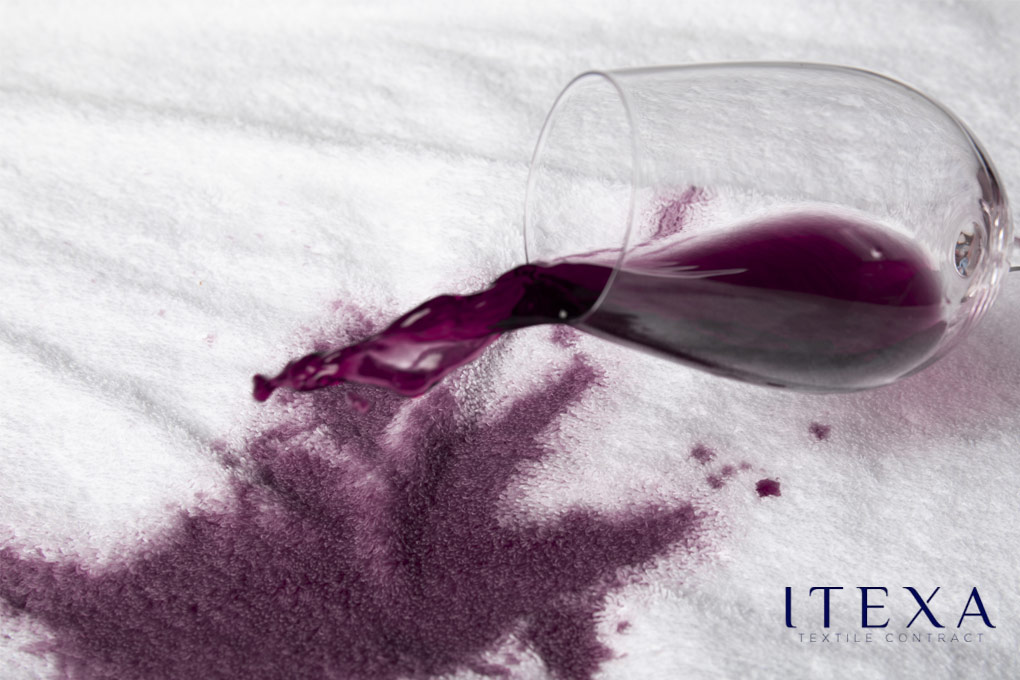 Manchas de vino o en manteles: ¿se pueden quitar?